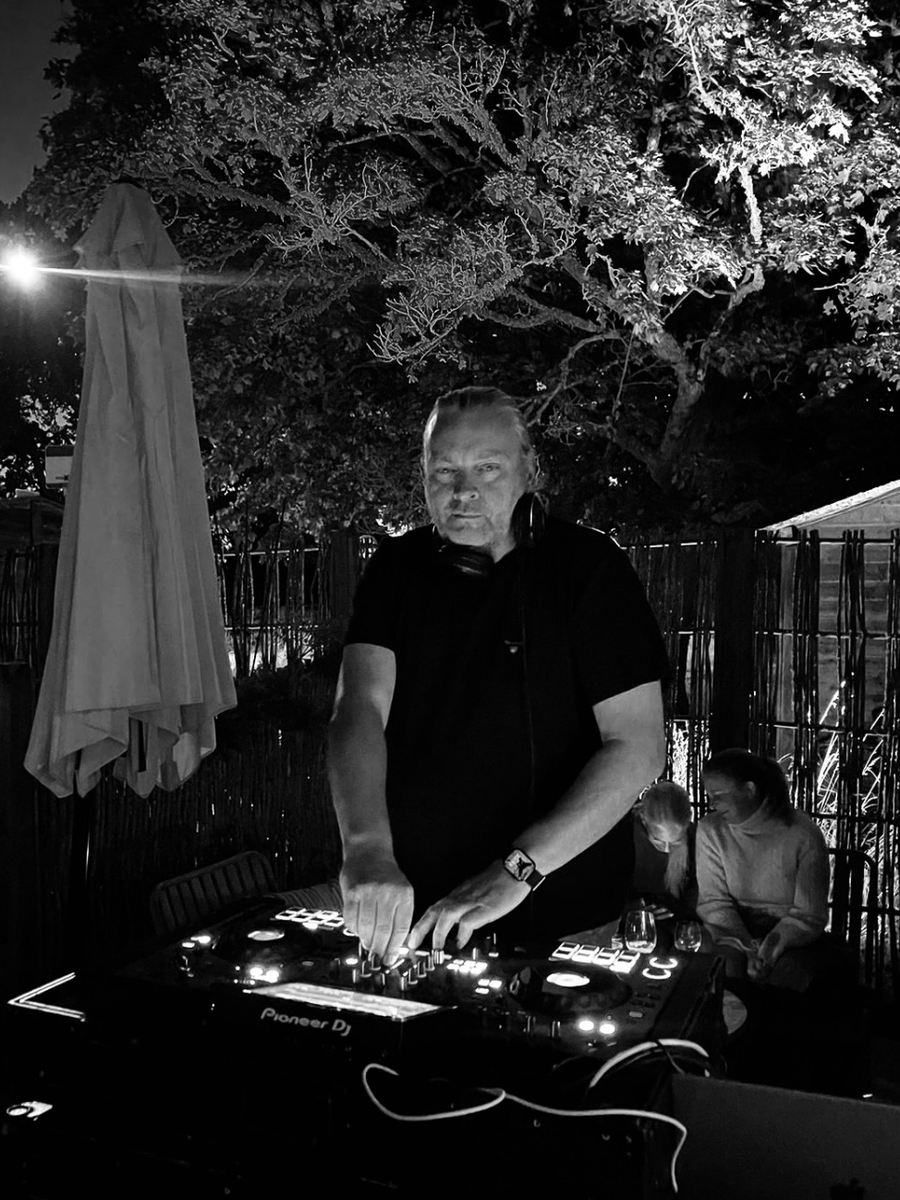 DJ Janne bakom spelarna en sommarkväll