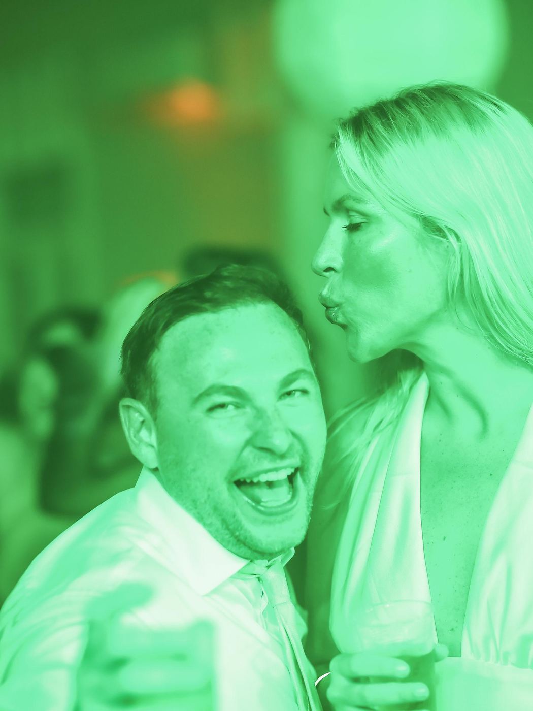 Gäst dansar loss med slipsen runt pannan på bröllopsfesten